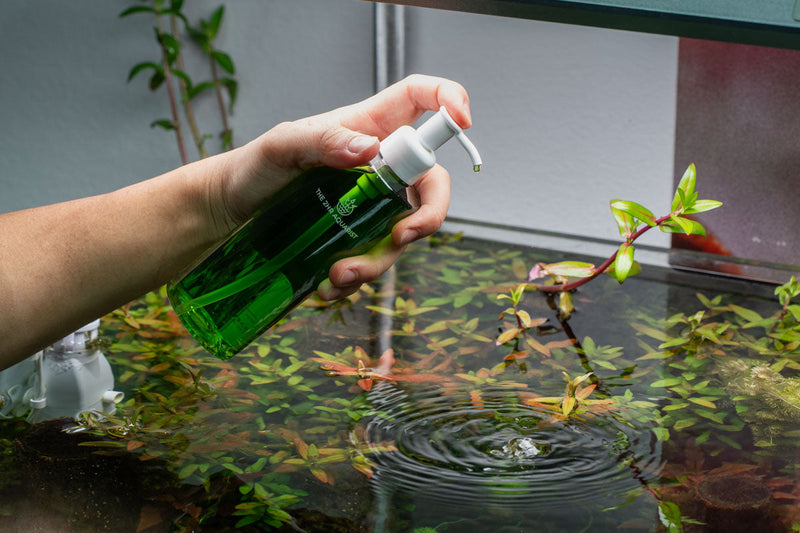 2HR Aquarist APT 1 Zero fertilizer bottle for aquatic plants, featuring a clear label and green cap.