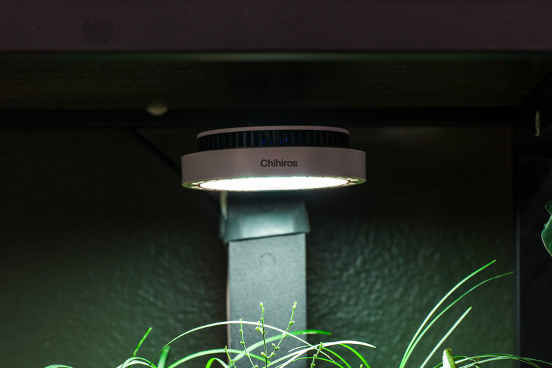 Chihiros Magnetic Light 2 for aquarium lighting, compact black LED light with magnetic mount for easy setup and adjustable illumination.