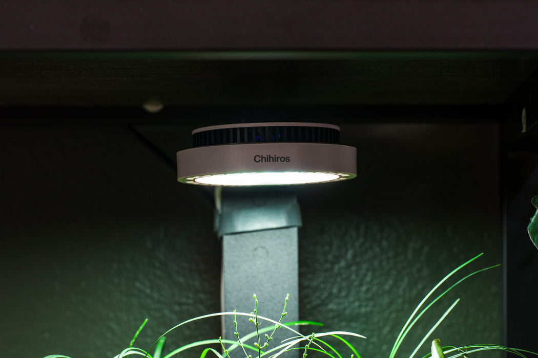 Chihiros Magnetic Light 2 for aquarium lighting, compact black LED light with magnetic mount for easy setup and adjustable illumination.