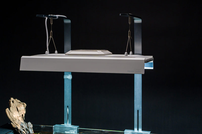Chihiros WRGB Vivid 3 light shade with mirror for aquarium lighting, featuring sleek design and adjustable LED lights.