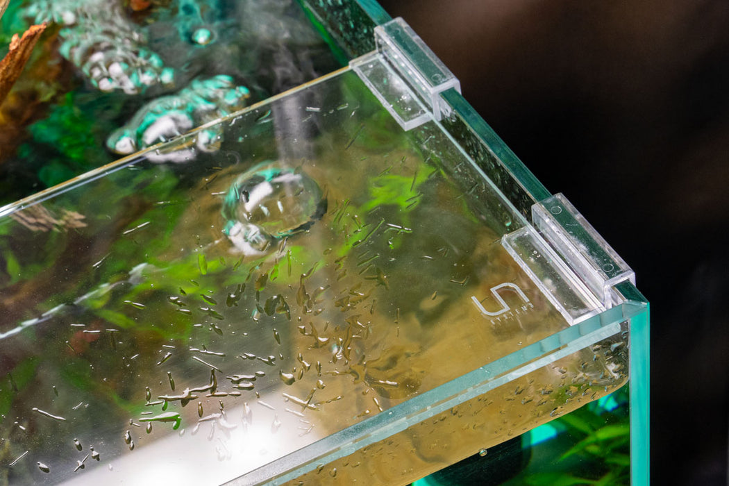 Set of Ultum Nature Systems rimless aquarium lid clips for securing glass lids on aquariums. Durable plastic accessories.