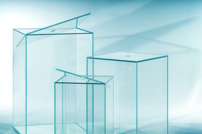 Clear UNS 25TM Ultum Nature Systems 5.9-gallon rimless prism aquarium with sleek, modern design and transparent glass panels.